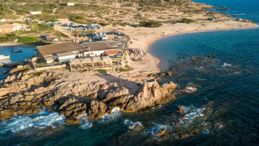 Un restaurant le pieds dans l'eau.