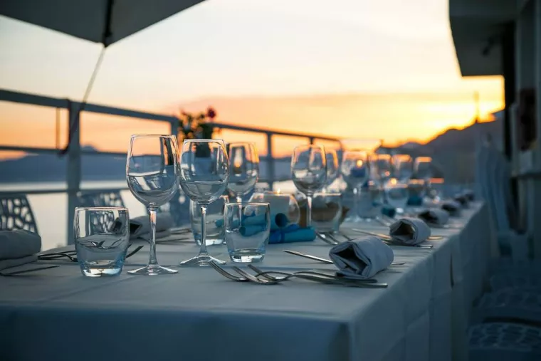 Fêter son anniversaire en bord de mer sous le coucher de soleil avec 45 personnes, Bonifacio, Le Goéland Beach