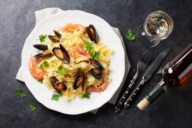 Manger une assiette de la mer entre amis en Corse, Bonifacio, Le Goéland Beach